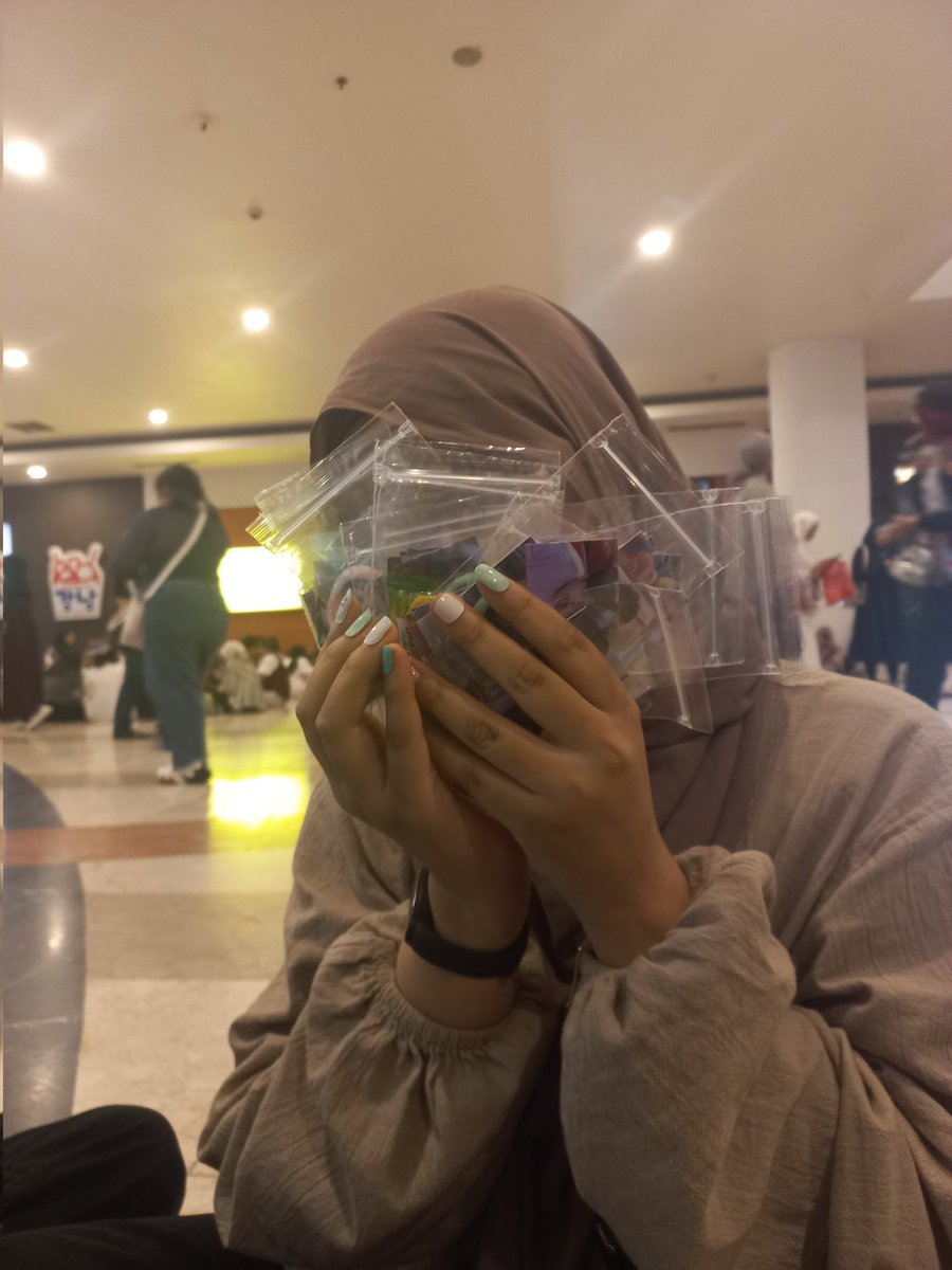 DoubleD_Uni's tweet photo. masih ada beberapa sticker younghoon, yang mau bisa kesinii depan vending machine🙌 https://t.co/OhSztGRAa3