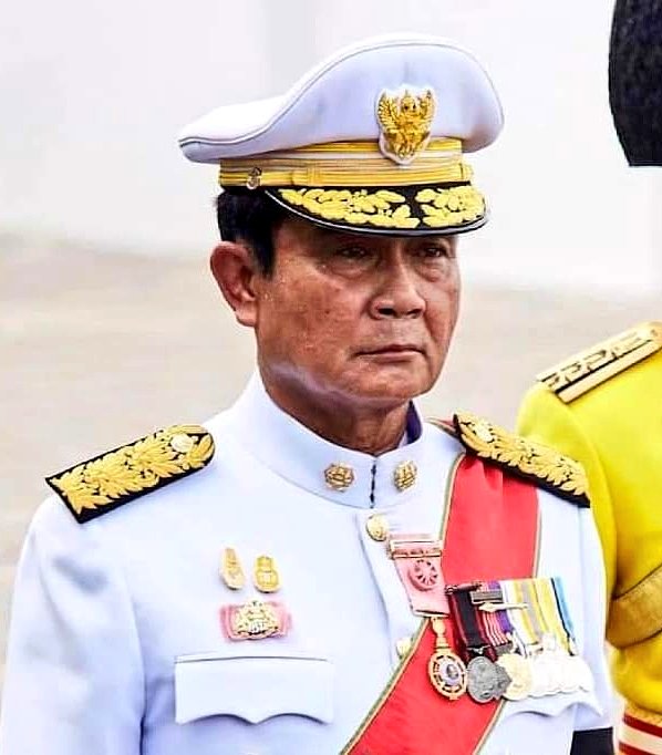 “เขาสอนจบ ให้มาเป็นทหาร 
ไม่ได้สอนให้ เป็นนายกฯ 
แต่ที่ต้องเป็น เพราะบ้านเมืองเป็นแบบนี้”
คำกล่าวของ : พลเอก #ประยุทธ์ จันทร์โอชา

ส่วนหนึ่งจากหนังสือ “ประชารัฐ สร้างชาติ” ได้เขียนไว้ถึง

แสงสว่าง จาก ‘สุภาพบุรุษชาติทหาร’

“เป็นการตัดสินใจยากที่สุดในชีวิต
ผมใช้เวลากว่า 6 เดือน