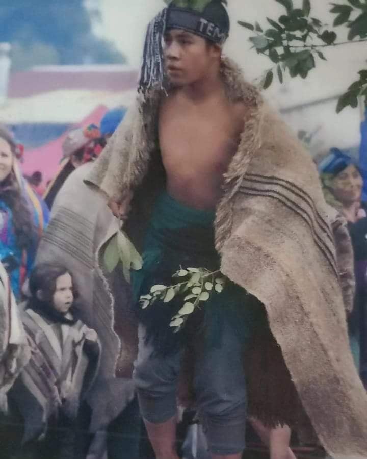 Murosyresisten's tweet photo. ⭕DIFUNDIMOS
 JUSTICIA CHILENA: RACISMO Y CLASISMO EN LOS CASOS QUE INVOLUCRAN A FAMILIA DE SENADOR MACAYA VERSUS FAMILIA MILLANAO QUEIPUL DE TEMUCUICUI.

Ercilla, julio de 2023

Acabamos de conocer la pena de 47 años de prisión contra Joaquín Millanao Queipul, quien fuera primo cercano en la lucha y sacrificio de Camilo Catrillanca allí en Temucuicui donde viven los sobrevivientes de la campaña de exterminio y genocidio cometido por Chile y su “glorioso ejército” hace poco más de 100 años. Condena por los delitos de “robo con violencia, homicidio frustrado a carabineros y porte de arma de fuego”.

Joaquín, un joven de 20 años que, al igual que Camilo, creció y vivió desde el vientre de su madre hasta hoy, entre los masivos allanamientos, detenciones ilegales, ataque armado a la escuela donde estudiaron y la persecución y prisión de los adultos de su entorno familiar, y de la muerte de sus cercanos como el propio Camilo a manos de una militarizada policía chilena. 
Su familia, él y su entorno saben y tienen plena conciencia del delito cometido en la ciudad de Victoria en julio del año 2021, en un asalto a mano armada a un local comercial. No hubo homicidio, pero sí disparos producto del atraco, donde resultaron detenidos junto a otro primo menor de edad.

Una infancia forjada bajo la violencia y opresión en un territorio devastado por el monocultivo forestal, sin duda, en muchos de esos jóvenes se ha generado un sentimiento de precariedad y desesperanza para asumir conductas fuera del marco normativo tanto wingka como del propio mundo mapuche o comunitario. Sin embargo, y luego de una larga prisión preventiva, sin antecedentes penales anteriores y con clara conciencia del delito cometido y su compromiso con la no repetición de los mismos; no fueron suficientes para que la justicia chilena y sus jueces -incluso- lo sentenciara a una pena mayor a la que el propio ministerio Público solicitaba.

En paralelo, Eduardo Macaya, latifundista de la zona central y padre de Javier Macaya, senador de la derecha extremista y anti mapuche en Chile; es denunciado, acusado y llevado a prisión preventiva por graves delitos de pedofilia, “por abuso sexual infantil reiterado” en contra de cuatro menores de 14 años. Una breve prisión preventiva al interior del hospital de la cárcel de Rancagua. Breve, porque Luis Masferrer ex director de la Agencia Nacional de Inteligencia (ANI) del gobierno de Piñera, su abogado defensor, consigue la reclusión domiciliaria del delincuente millonario y poderoso previo pago de una fianza de 150 millones de peso. Delincuente que, por lo demás, tiene antecedentes penales anteriores dado que en el año 2012 había sido condenado por conducir en estado de ebriedad. 

“Los niños primeros”, rezaban las consignas derechistas en una serie de campañas electorales. Pero, pese a las evidencias de los abusos sexuales reiterados cometidos por este poderoso delincuente, su abogado Masnferrer las catalogó de “calumniosas”. Descalificando así tanto los testimonios como los registros de imágenes y grabaciones de los infantes, una de ellas, nieta del pedófilo. 

Nada de esto parece algo nuevo, las cárceles son para los pobres y la justicia es aplicada en función del poder económico y político de los imputados. Estos recientes casos lo reflejan claramente. 47 años de cárcel para un joven de Temucuicui. Una pena excesiva acusa la familia de Millanao, la cual  ocurre en un contexto de resguardo y protección legal récord jamás visto, en tan poco tiempo. Es decir, “nunca en la historia de Chile se habían aprobado tantas leyes sobe Seguridad, en tan corto tiempo” como orgullosamente lo dijera la propia Ministra del Interior Tohá en su reciente visita a Wallmapu.

 Ello, por su puesto que envalentonará a los jueces, policía y fiscales. Mientras tanto, debilitarán los estándares de derecho, el papel de instituciones como el INDH, las organizaciones sociales y políticas de defensa del territorio.

Como siempre, todo para los ricos. 

🧵