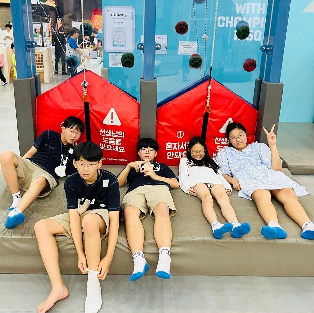 kdrama_menfess's tweet photo. •kdm• beneran nanya, kenapa ya orang k-ore-a banyak banget yang dari anak-anak gini uda pakai kacamata atau matanya jadi minus? bahkan gak jarang juga kan banyak idol dan aktor yang sampai lasik atau make kontak lens. https://t.co/quVL5CZu9U
