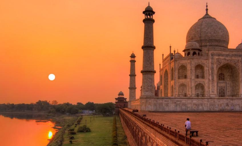 sim_xploration's tweet photo. Embrace the magic of the Taj Mahal at sunrise. 
Who would you share this romantic moment with? 
📍Taj Mahal, Agra.
#TajMahal #IndiaTravel #exploringtheworld https://t.co/7g6Womp3Zq