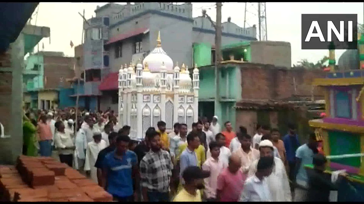 ANI's tweet photo. Jharkhand | Four people were killed and 10 suffered burn injuries when the Tazia they were carrying during the Moharram procession came in contact with a high-tension electric wire in Khetko village of Peterwar Block in Bokaro District today https://t.co/6jFQsDighz