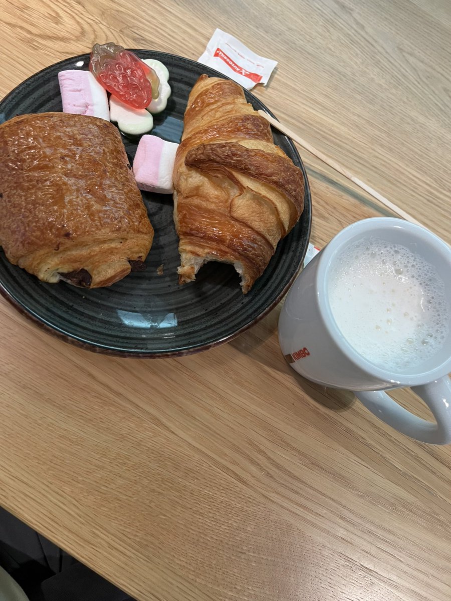 Thanks <a href="/British_Airways/">British Airways</a> for making the start of a long day easier! Just because I bought an extra bag for donations to the local animal hospital and ended up in business 🤩