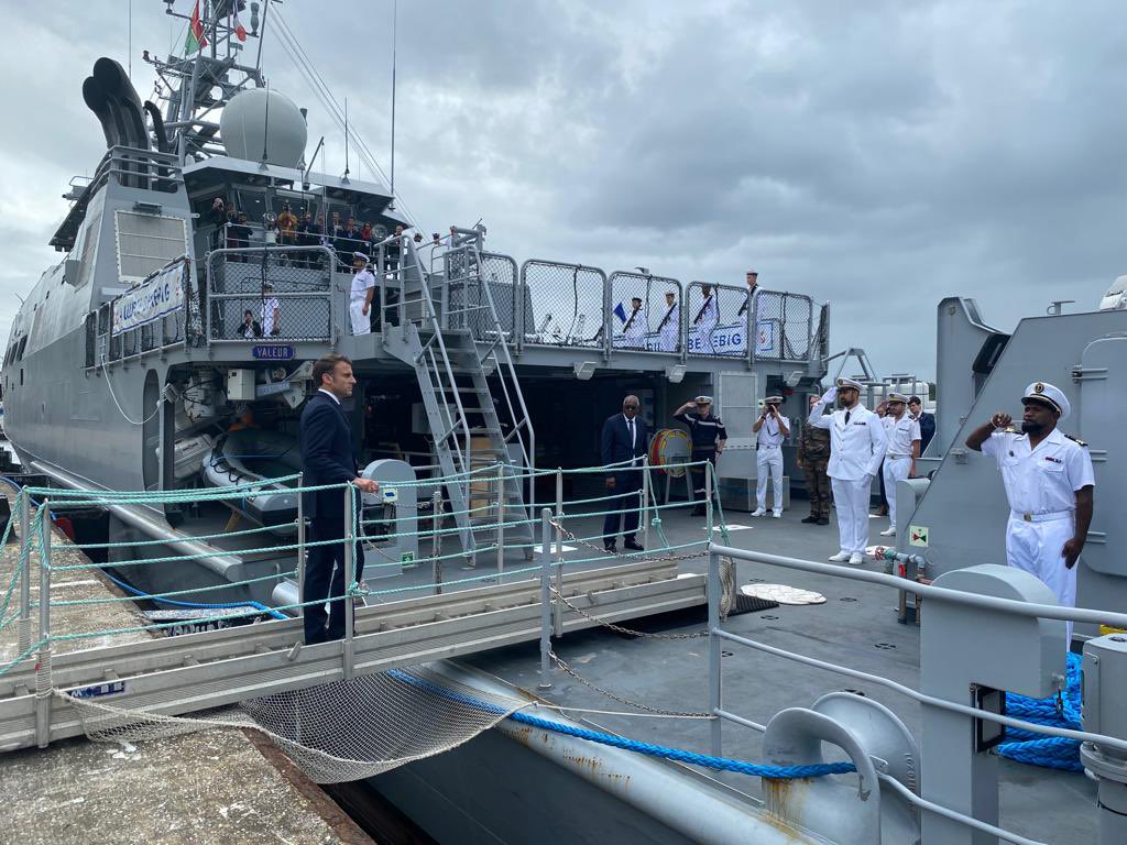 FANC_Officiel's tweet image. A Port Villa 🇻🇺, le Président de la République @EmmanuelMacron a rencontré l’équipage du #Bénébig et le détachement du @RIMaP_NC embarqué dans le cadre des échanges avec les #VMF (Vanuatu Mobile Forces), prévus pour le 43ème anniversaire de l’indépendance du pays.