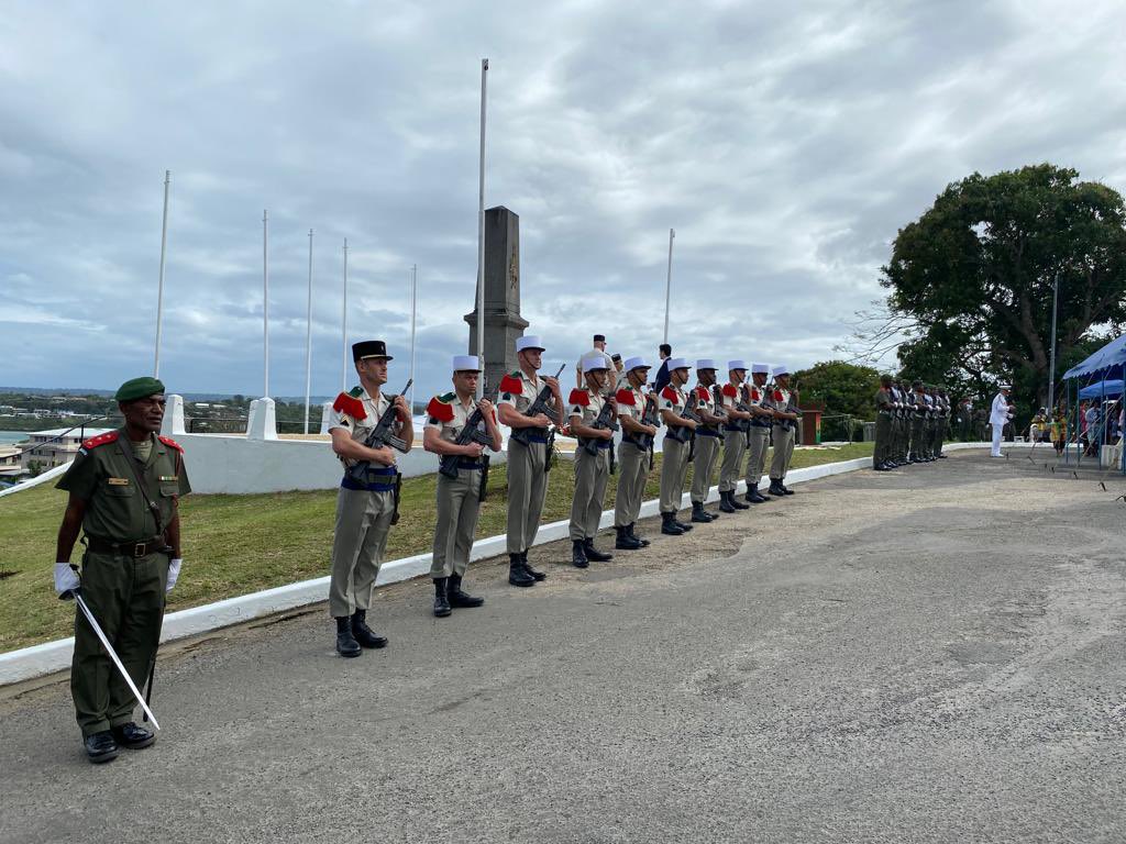 FANC_Officiel's tweet image. A Port Villa 🇻🇺, le Président de la République @EmmanuelMacron a rencontré l’équipage du #Bénébig et le détachement du @RIMaP_NC embarqué dans le cadre des échanges avec les #VMF (Vanuatu Mobile Forces), prévus pour le 43ème anniversaire de l’indépendance du pays.