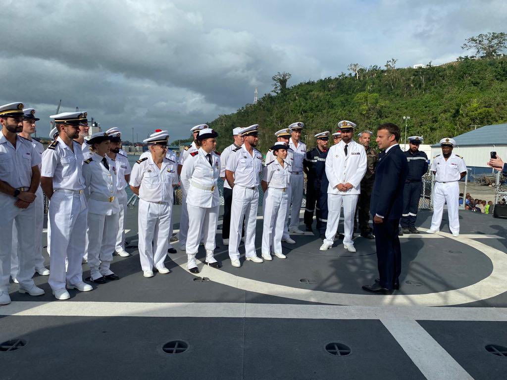 FANC_Officiel's tweet image. A Port Villa 🇻🇺, le Président de la République @EmmanuelMacron a rencontré l’équipage du #Bénébig et le détachement du @RIMaP_NC embarqué dans le cadre des échanges avec les #VMF (Vanuatu Mobile Forces), prévus pour le 43ème anniversaire de l’indépendance du pays.