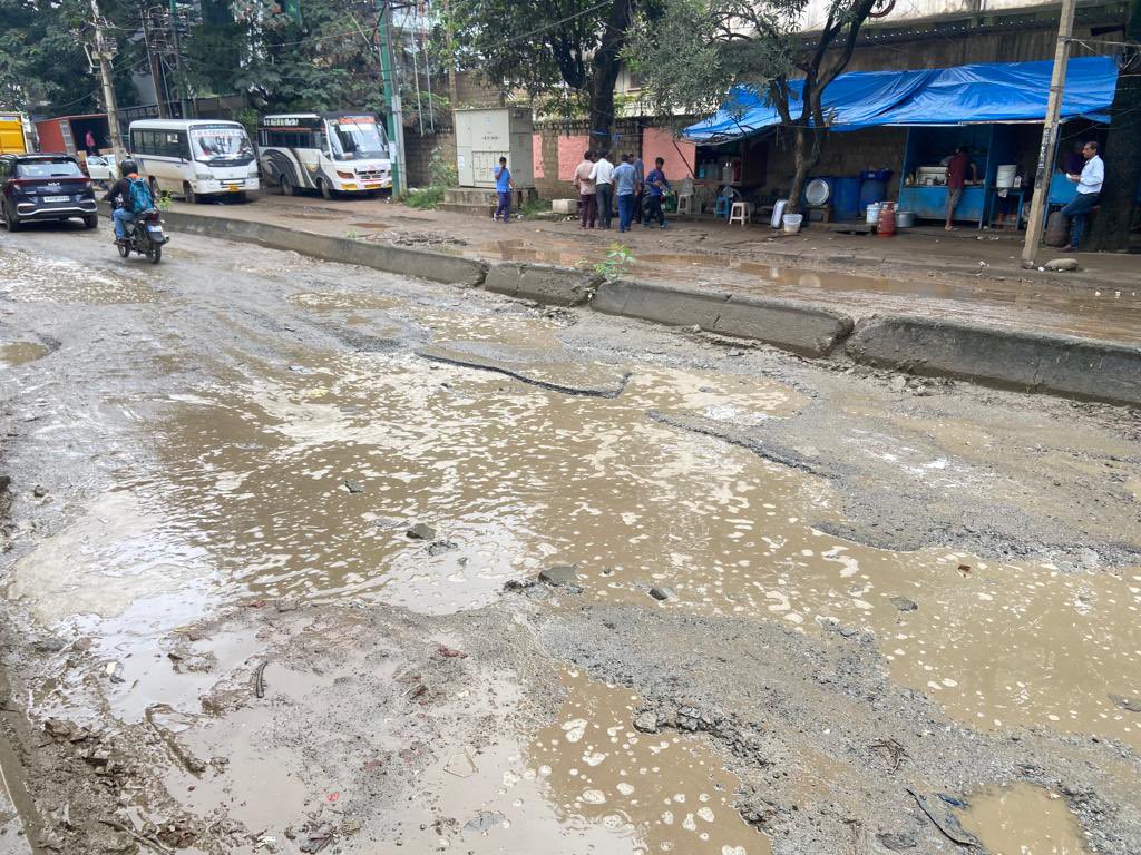 naveenmzs's tweet photo. This road falls in no man’s land as it is a border for Mahalaksmi Layout and RR Nagar assembly constituencies plus Blr Rural and Blr North Parliament constituencies. Engineers play blame game. https://t.co/KBRBR324D2