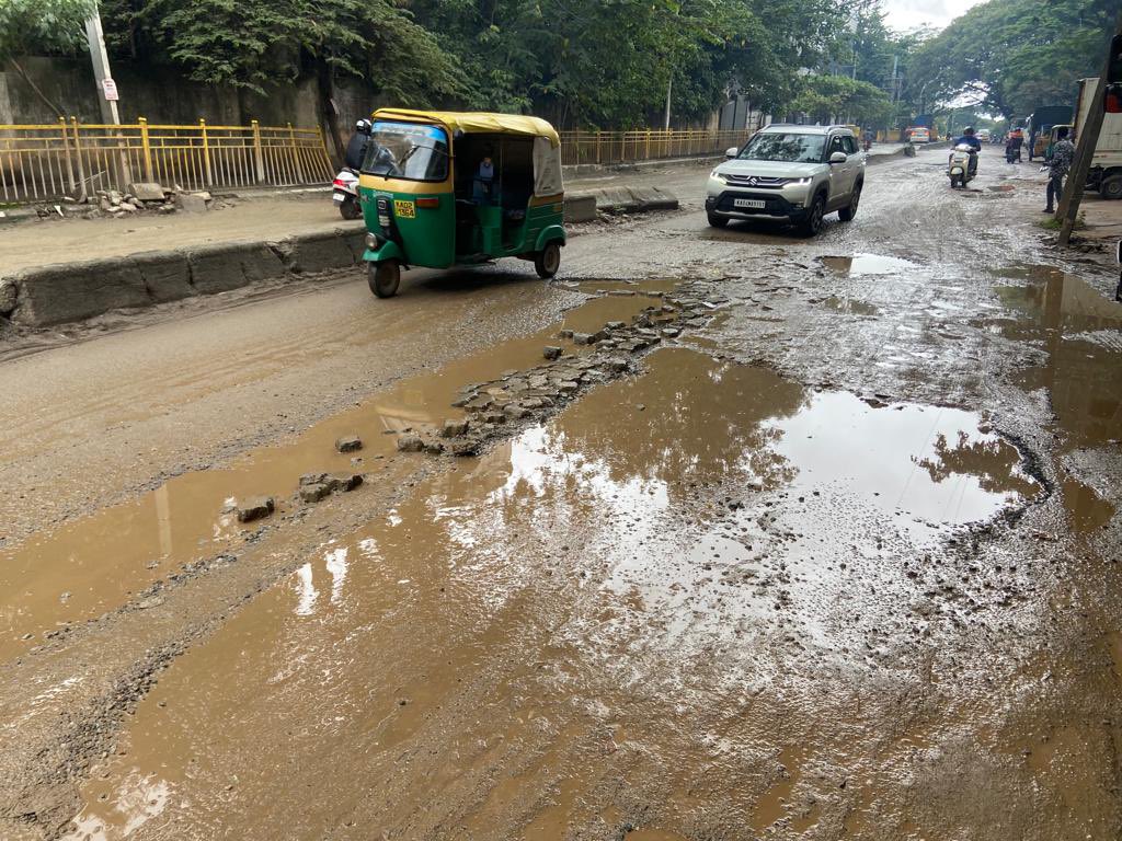 naveenmzs's tweet photo. This road falls in no man’s land as it is a border for Mahalaksmi Layout and RR Nagar assembly constituencies plus Blr Rural and Blr North Parliament constituencies. Engineers play blame game. https://t.co/KBRBR324D2