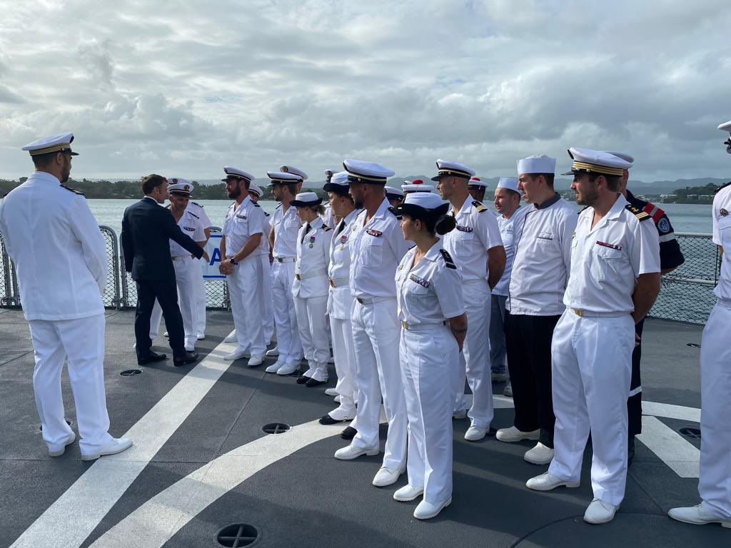FANC_Officiel's tweet image. In Port Villa 🇻🇺, President @EmmanuelMacron met the crew of the #Bénébig and the detachment of the @RIMaP_NC embarked as part of the exchanges with the #VMF (Vanuatu Mobile Forces), planned for the 43rd anniversary of the country&apos;s independence.