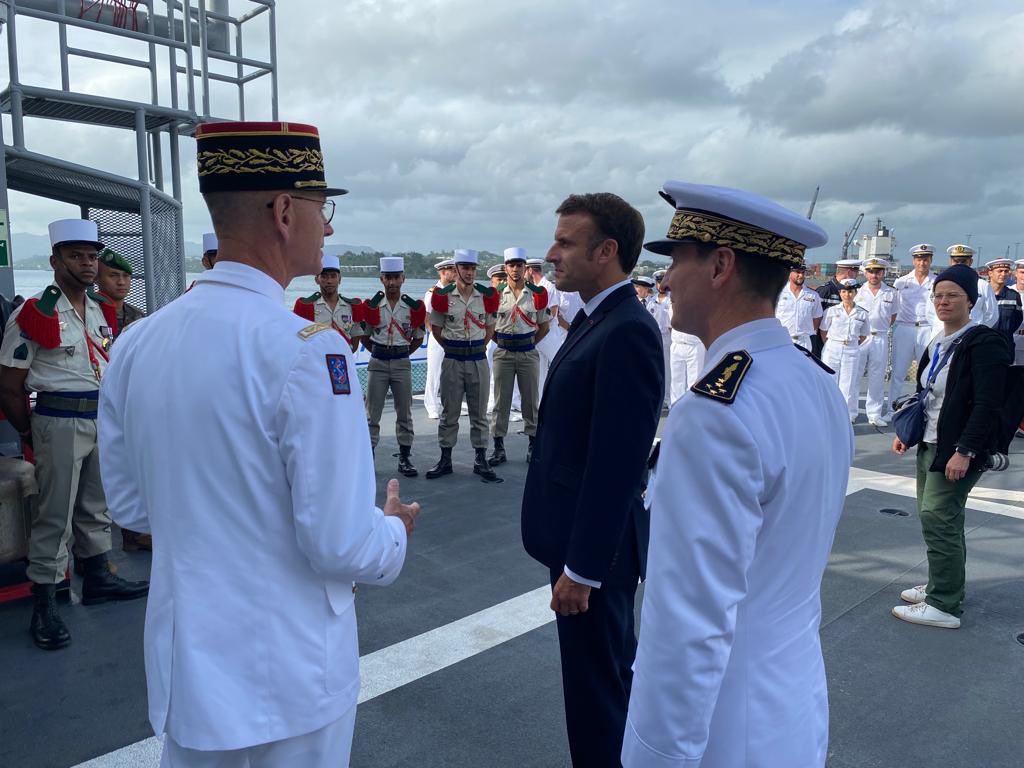 FANC_Officiel's tweet image. In Port Villa 🇻🇺, President @EmmanuelMacron met the crew of the #Bénébig and the detachment of the @RIMaP_NC embarked as part of the exchanges with the #VMF (Vanuatu Mobile Forces), planned for the 43rd anniversary of the country&apos;s independence.