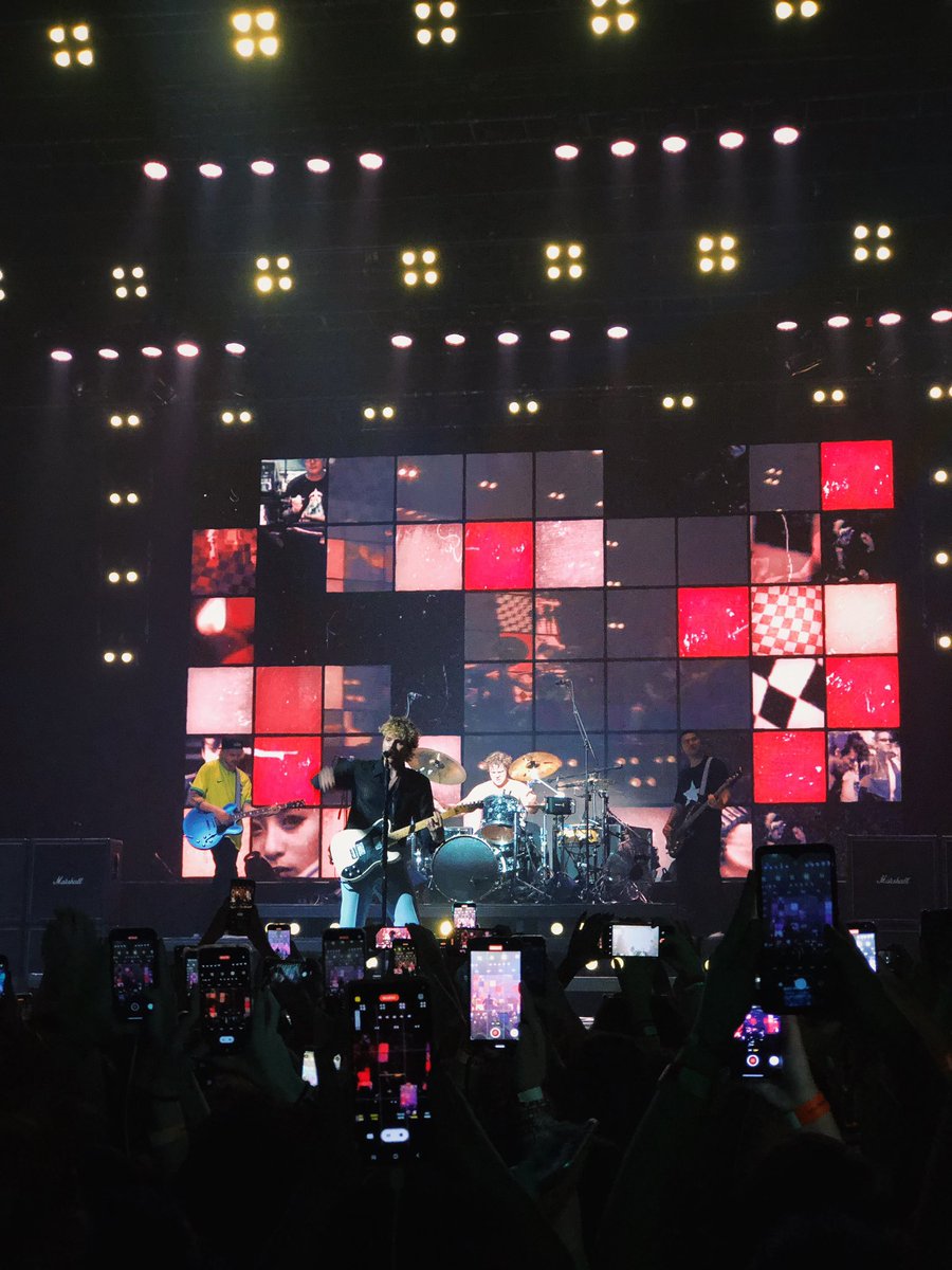 mindlawley's tweet photo. e foi a melhor noite da minha vida
bom d+++++ ser fã desses menino 🤧🤩🤌🏻 (principalmente do menino calum hood 🤤🤤🤤 https://t.co/F8lcrEQCHO