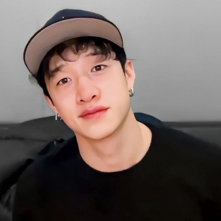 kitschanie's tweet photo. stop looking at me like that channie... i might fall in love with u 😔 https://t.co/Qags8071i4