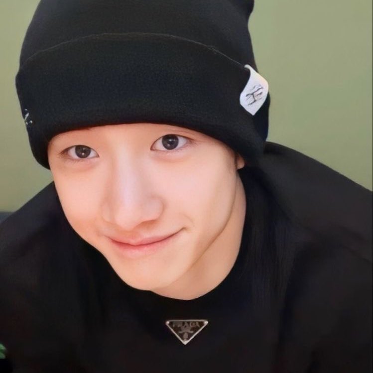 kitschanie's tweet photo. stop looking at me like that channie... i might fall in love with u 😔 https://t.co/Qags8071i4