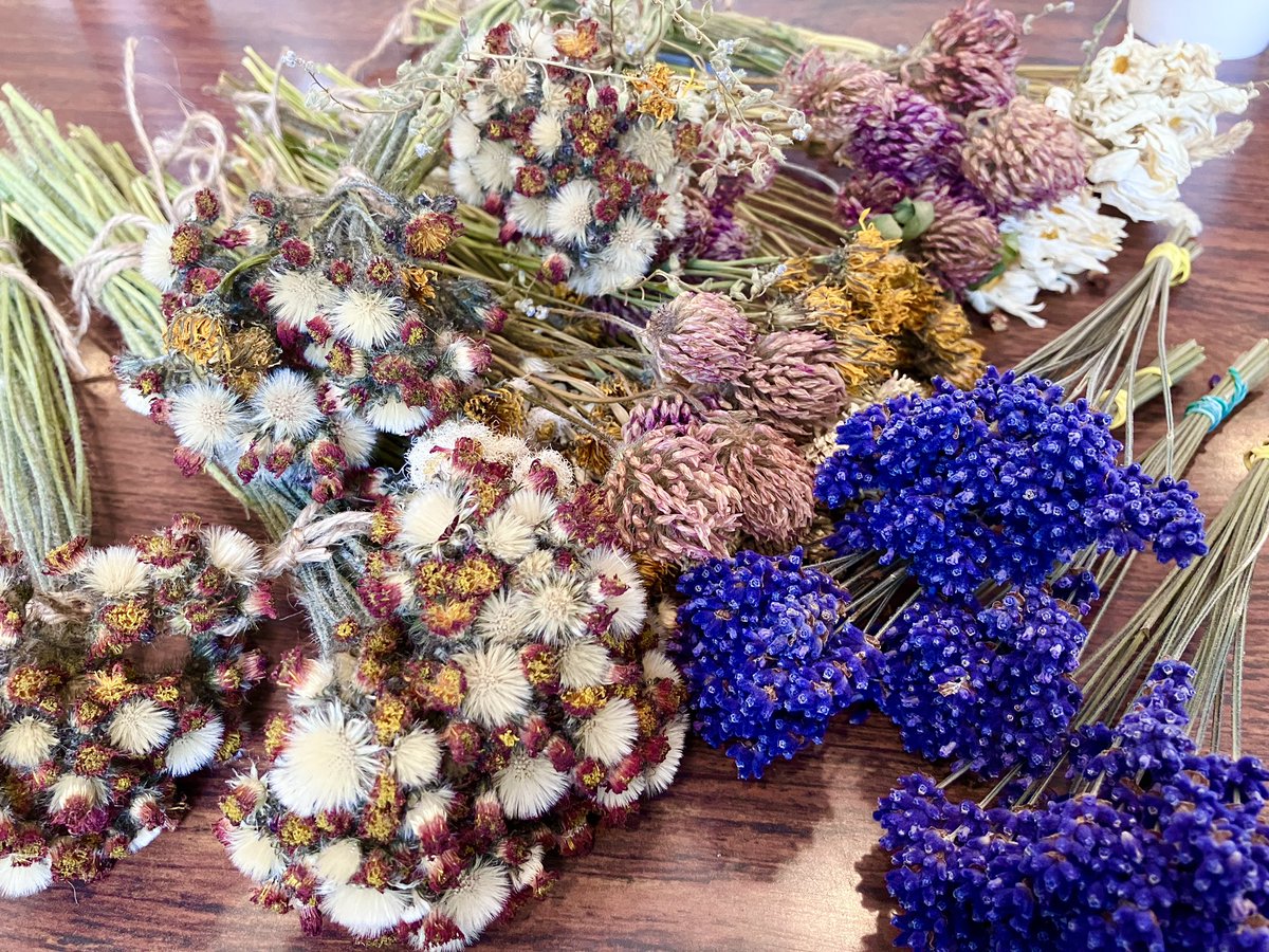 pinon_post's tweet photo. ポストオフィスの周りの野の花をドライにしました!
私たちが住む富良野のラベンダーも持ってきました〜( ^ω^ )
#Canadian_world
#pinonPOST https://t.co/Lx9AjrEQDZ
