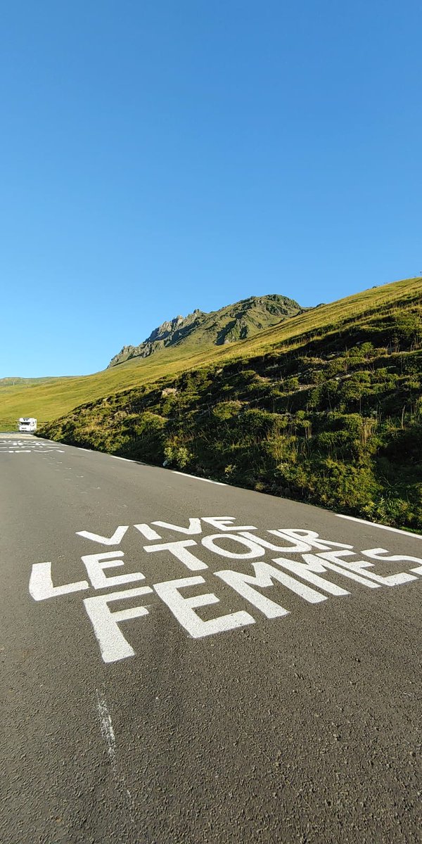 anderiza's tweet photo. A las 8 a.m. la Gendarmería nos ha echado a los aparcados y acampados entre La Mongie y el Tourmalet que esperamos el Tour femenino. Preguntamos el motivo y no responden. ¿Hay algún motivo que no se aplica cuando esto está petadísimo en el Tour masculino y sí hoy? 📷@caravinagre https://t.co/DDtauHnzqv