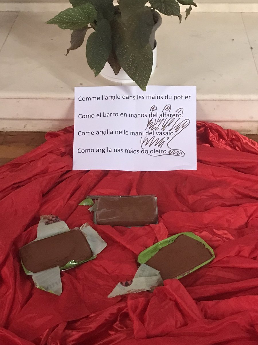 Termina el primer día del Encuentro: en busca de mi identidad como animador. Jóvenes preparando la JMJ y animadores celebrando la Eucaristía. Nos acompaña el H. Fco. Javier Hernando, Superior General.