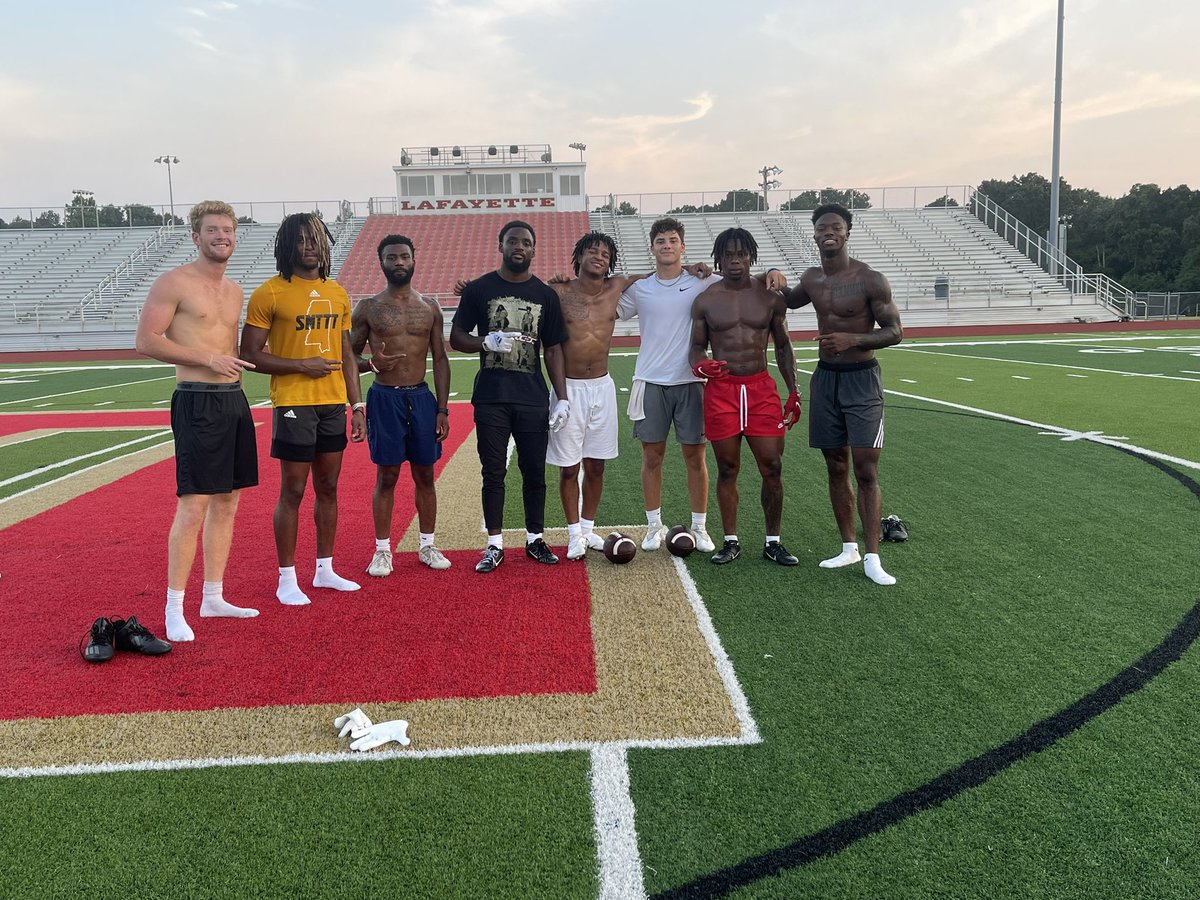 Got a chance to workout with some great athletes today! Thank y’all <a href="/_CoachDhelm/">Dillon Helm</a> <a href="/bturnage1k/">Brandon Turnage</a> <a href="/toles1216/">Brendan Toles</a> <a href="/ConnerRucker/">Conner Rucker</a> <a href="/JavianGipsonH/">Javian Gipson-Holmes</a> <a href="/jay_wortham/">J Worthy🥋</a>