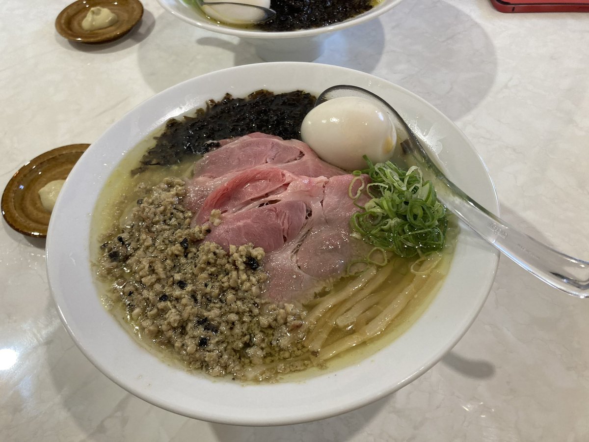 ラーメンが美味すぎて久しぶりのツイート。

むかんさんに再訪しました！
牡蠣塩ラーメン、トリュフアヒージョの香りが最高でした！
小松崎さん今日もありがとうございました🙇‍♂️