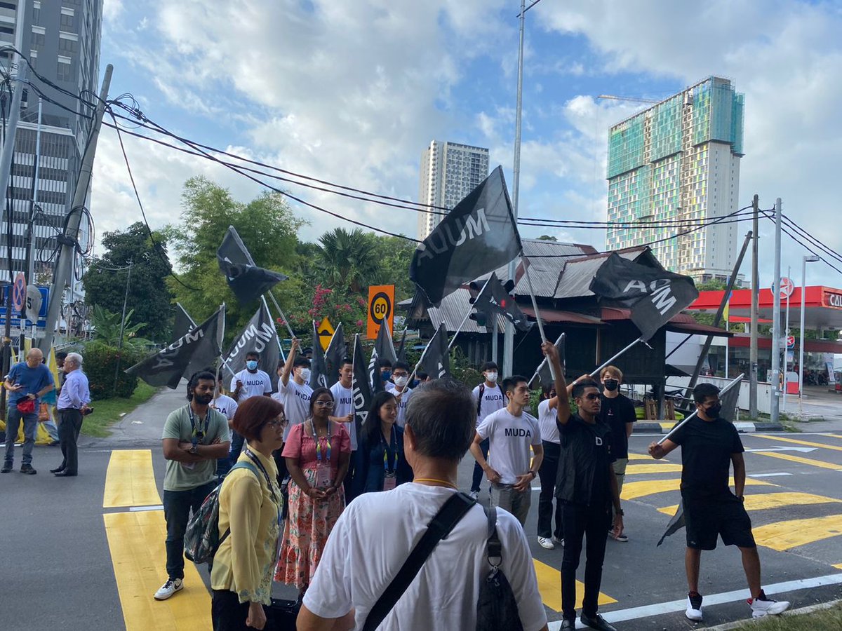 KNLeeMUDA's tweet photo. Saya berasa sangat terharu dengan kehadiran anda semua. Saya berjanji untuk mewakili semua suara anda dan bersama-sama kita akan bergerak satu langkah ke hadapan untuk mencapai kegemilangan demi Parti MUDA. https://t.co/RyGH4LnojI