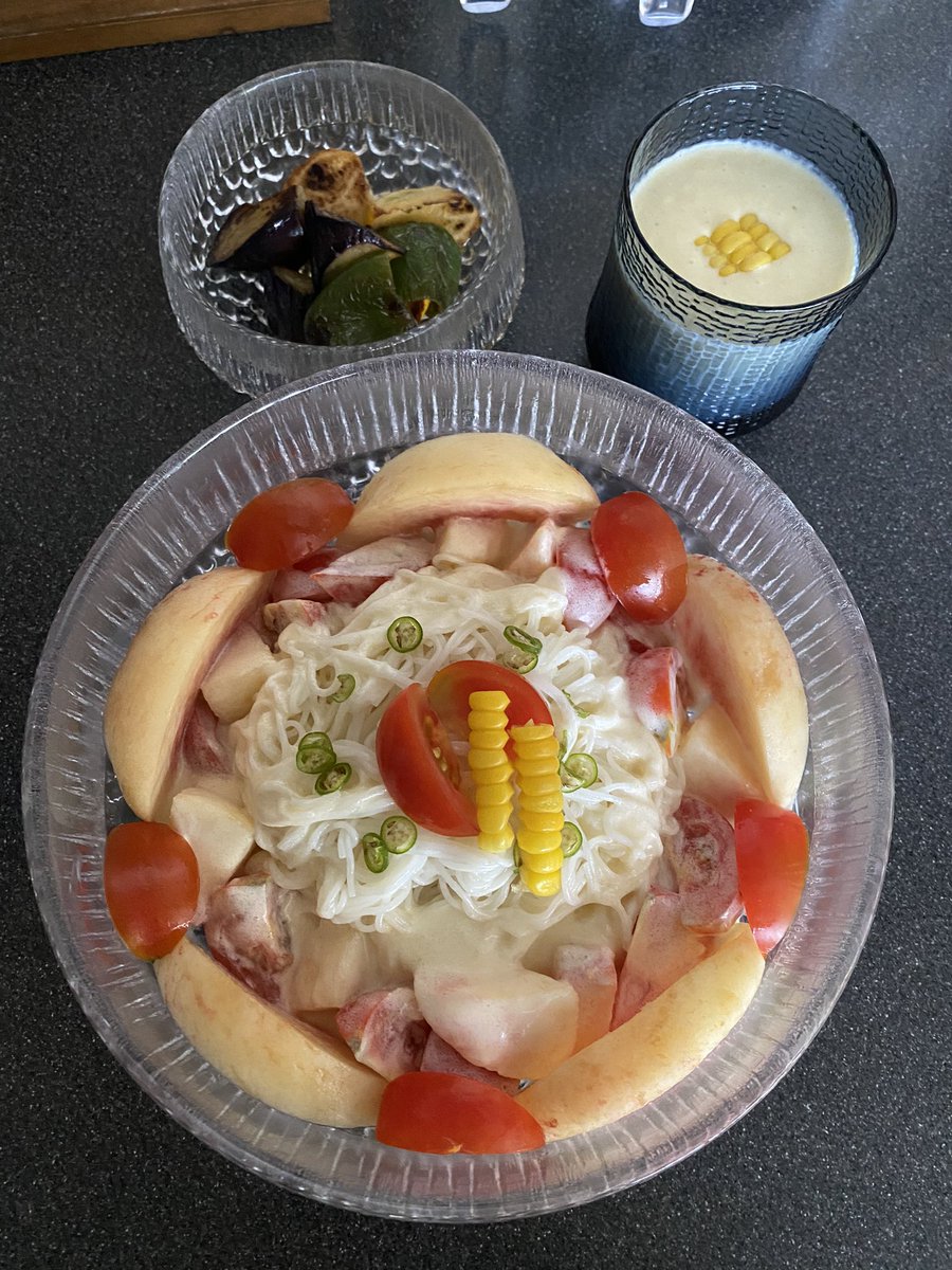 今日も終日仕事なので、せめて桃とトマトのレモンクリームそうめんを作っています。とうもろこしのポタージュに青唐辛子入れたら甘ピリでとてもおいしい😋！
でも夫氏はギリいけない辛さかもしれない