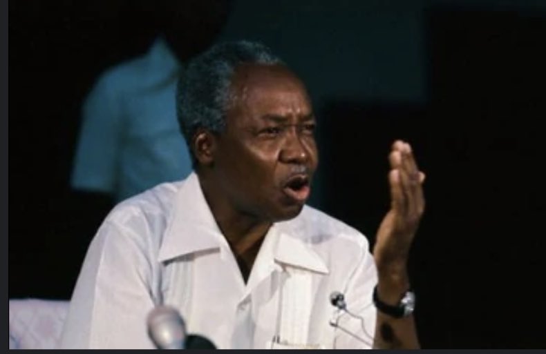 EduTalkTz's tweet photo. Mhe. Rais @SuluhuSamia , kwenye ukurasa wa pili wa ile essay ya TUJISAHIHISHE aliyoandika Mwalimu Nyerere 1962, kuna maneno yanasema 

“UKWELI UNA TABIA MOJA NZURI SANA… YA KUJILIPIZA KISASI KAMA UKIPUUZWA. UKINIONA NATAKA KULIPIGA TEKE JIWE KWA KUWA NAFIKIRI NI DONGO AU MPIRA, NATUMAINI UTANIONYA. LAKINI NIKILIPUUZIA ONYO LAKO ETI KWA SABABU WEWE NI MDOGO AU SIKUPENDI, NIKALIPIGA TEKE, LITANIVUNJA DOLE.”

Miaka michache iliyopita, Mh. @TunduALissu iliiambia serikali ukweli kuhusu tabia ya kuvunjavunja mikataba ya wawekezaji wa kimataifa kiholela, mikataba tuliyoingia wenyewe. Serikali ilidharau maneno yake, leo tunashindwa kila kesi ya kimataifa iliyotokana na uholela ule. Tumeona wakina Prof. Mruma na wenzake wanavyodhalilishwa huko kwenye mahakama za kimataifa. Tunalipa matrilioni kwa kushindwa kesi.

Leo watanzania hawa hawa wazalendo wakina Prof. @IssaShivji , @TunduALissu , na wengineo wanatuambia tena HUU MKATABA WA DUBAI NA DP WORLD sio DONGO ni JIWE tulisilipige teke lakini serikali yako inapuuzia na kama haitoshi inatumia jeshi la polisi kuwanyamazisha wanaosema ukweli huu.  

Mh. Rais @SuluhuSamia , usisahau kwamba “UKWELI UNA TABIA YA KUJILIPIZA KISASI.”