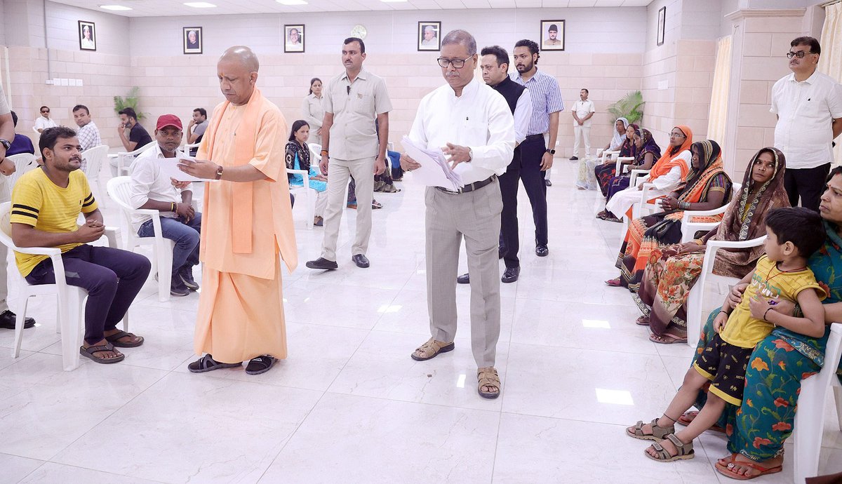 myogioffice's tweet photo. लोक-कल्याण के लिए अविराम सेवारत महाराज जी!

मुख्यमंत्री श्री @myogiadityanath जी महाराज ने आज लखनऊ स्थित अपने सरकारी आवास पर 'जनता दर्शन' में आए लोगों की समस्याएं सुनीं और प्राथमिकता के साथ सभी समस्याओं के निराकरण हेतु संबंधित अधिकारियों को निर्देश दिए हैं। https://t.co/Uo6m2Rzd7M