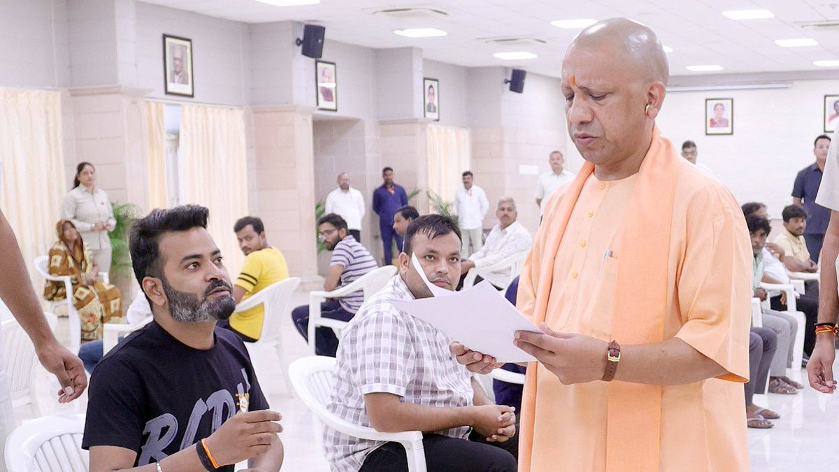 myogioffice's tweet photo. लोक-कल्याण के लिए अविराम सेवारत महाराज जी!

मुख्यमंत्री श्री @myogiadityanath जी महाराज ने आज लखनऊ स्थित अपने सरकारी आवास पर 'जनता दर्शन' में आए लोगों की समस्याएं सुनीं और प्राथमिकता के साथ सभी समस्याओं के निराकरण हेतु संबंधित अधिकारियों को निर्देश दिए हैं। https://t.co/Uo6m2Rzd7M