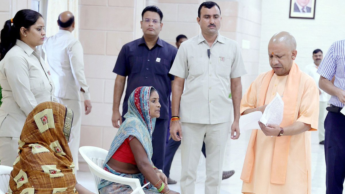 myogioffice's tweet photo. लोक-कल्याण के लिए अविराम सेवारत महाराज जी!

मुख्यमंत्री श्री @myogiadityanath जी महाराज ने आज लखनऊ स्थित अपने सरकारी आवास पर 'जनता दर्शन' में आए लोगों की समस्याएं सुनीं और प्राथमिकता के साथ सभी समस्याओं के निराकरण हेतु संबंधित अधिकारियों को निर्देश दिए हैं। https://t.co/Uo6m2Rzd7M