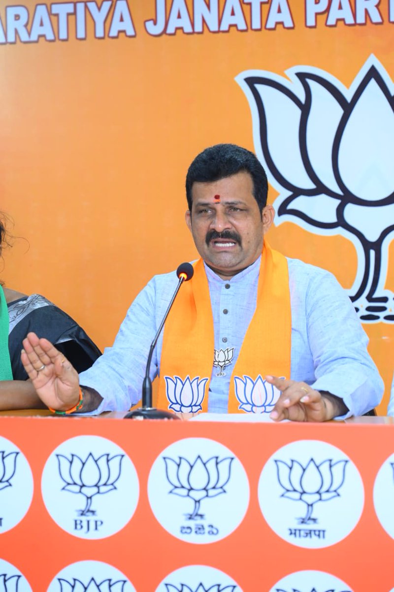 bvsnBjp's tweet photo. @BJP4Andhra State president @PurandeswariBJP గారు రాష్ట్ర వ్యాప్తంగా పర్యటించి కేంద్ర ప్రభుత్వం 9 సంవత్సరాలుగా రాష్ట్రంలో చేస్తున్న అభివృద్ధి గురించి లెక్కలతో ,వివరాలతో ప్రస్తావిస్తూ.. అదే సమయంలో @YSRCParty ప్రభుత్వం యొ���్క వైఫల్యాలు, అరాచకాలు, చేతగాని పాలనను ఎండగడుతున్నారని , అవధులు లేని అప్పులు చేసి రాష్ట్రాన్నిఆర్థిక సంక్షోభంలోకి నెట్టివేశారని ఆధారాలతో సహా బయట పెట్టి సమాధానం చెప్పాలి అని నిలదీసే సరికి దిక్కు తోచని పరిస్థితిలో ప్రజలను తప్పుదోవ పట్టించేందుదుకు @ysjagan బ్యాచ్ ఎప్పటి లాగానే అర్థం పర్థం లేని వాఖ్యలు చేస���తున్నారు @VSReddy_MP , మంత్రి @gudivadaamar లు.. ప్రజలు అన్నీ గమనిస్తున్నారు 
అడిగిన ప్రశ్నలకు సమాధానం చెప్పాలి.
@blsanthosh ji
@shivprakashbjp Ji