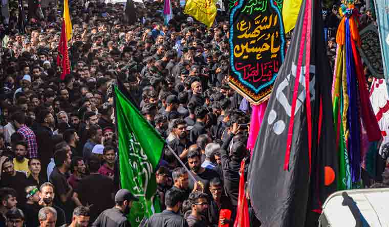 RisingKashmir's tweet photo. #Srinagar gears up for #Ashooraprocession on #traditionalroute after three #decades

Reports @Aatif_Qayoom1

@OfficeOfLGJandK @manojsinha_
@diprjk @DivComKash  @srinagaradmin @JmuKmrPolice
@KashmirPolice @SrinagarPolice

https://t.co/SANcbwFGal https://t.co/noLY5PCPFm
