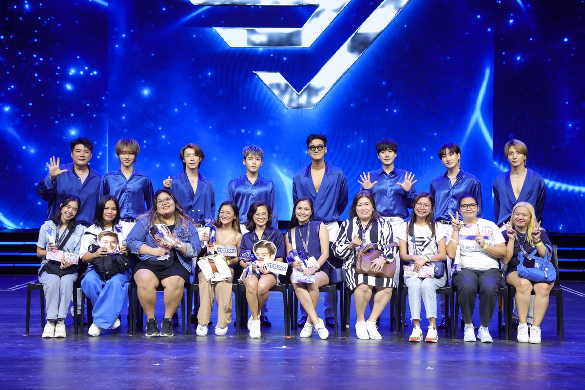 haruhaewon's tweet photo. Group photo with the angkols!!!! 💙💙💙

First ever Fan Party and first ever Group pic with PH Elfs and I was so lucky to win a chance to have one! 💙

Thank you, my loves! 💙

Thank you, @WilbrosLive 💙

#SUPERJUNIOR #SJFanPartyinManila #SJFanParty #PHElfs https://t.co/2l5tHtEaW1