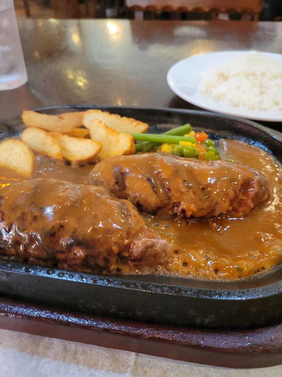 harahetta1022's tweet image. Frumasのイベントの後は、ラ チッタデッラのアルカサールでハンバーグ食べた🎶
#山野楽器 
#Framus 
#ガチャリックスピン 
#GacharicSpin 
#ハンバーグ