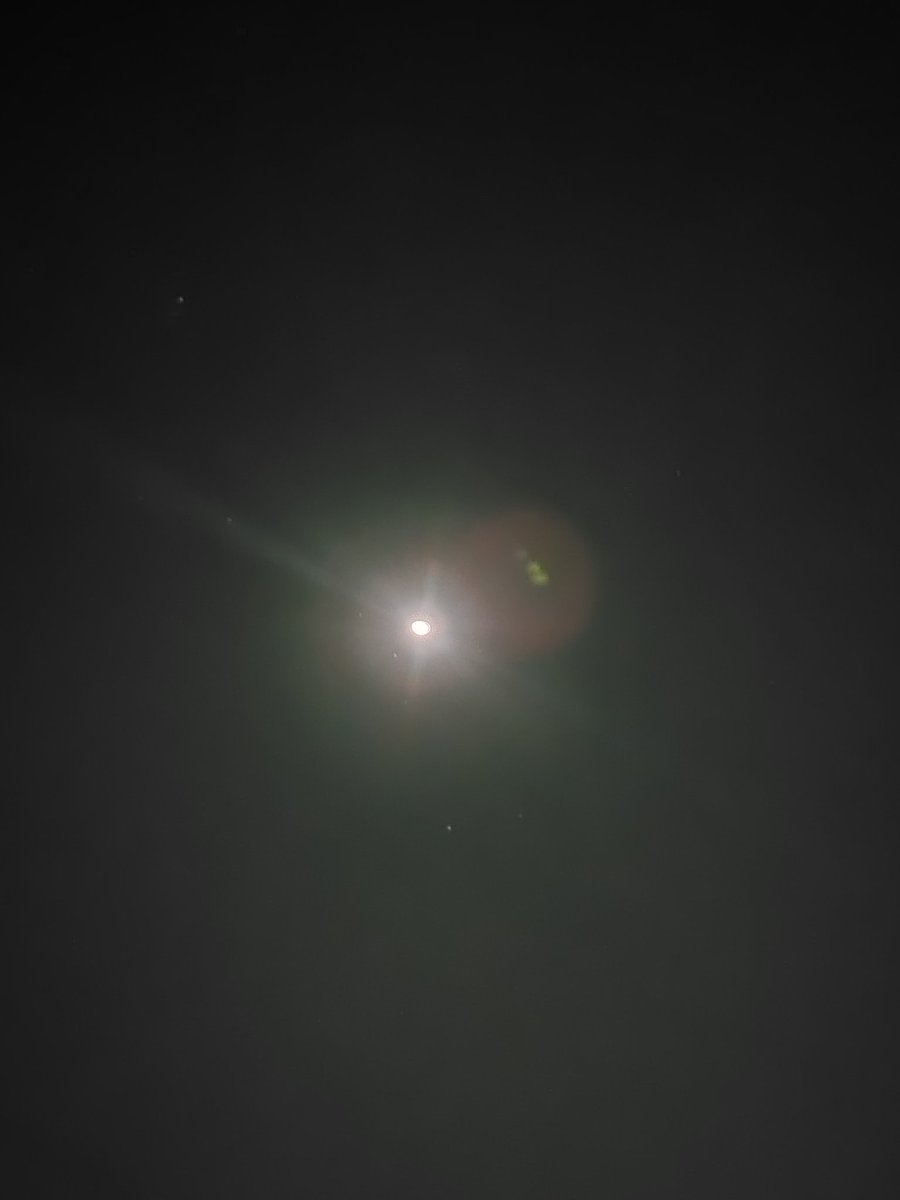 Od_Scam's tweet photo. Took this picture of #themoon last night, the the sky was so clear https://t.co/2fSRIIoT8S