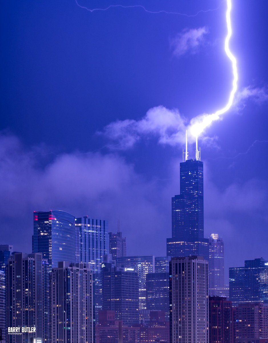 Big Bolt Strikes Sears Tower at 12:11am.   Second hit within 10 minutes. #weather #news #ilwx #lightning #chicago #storm