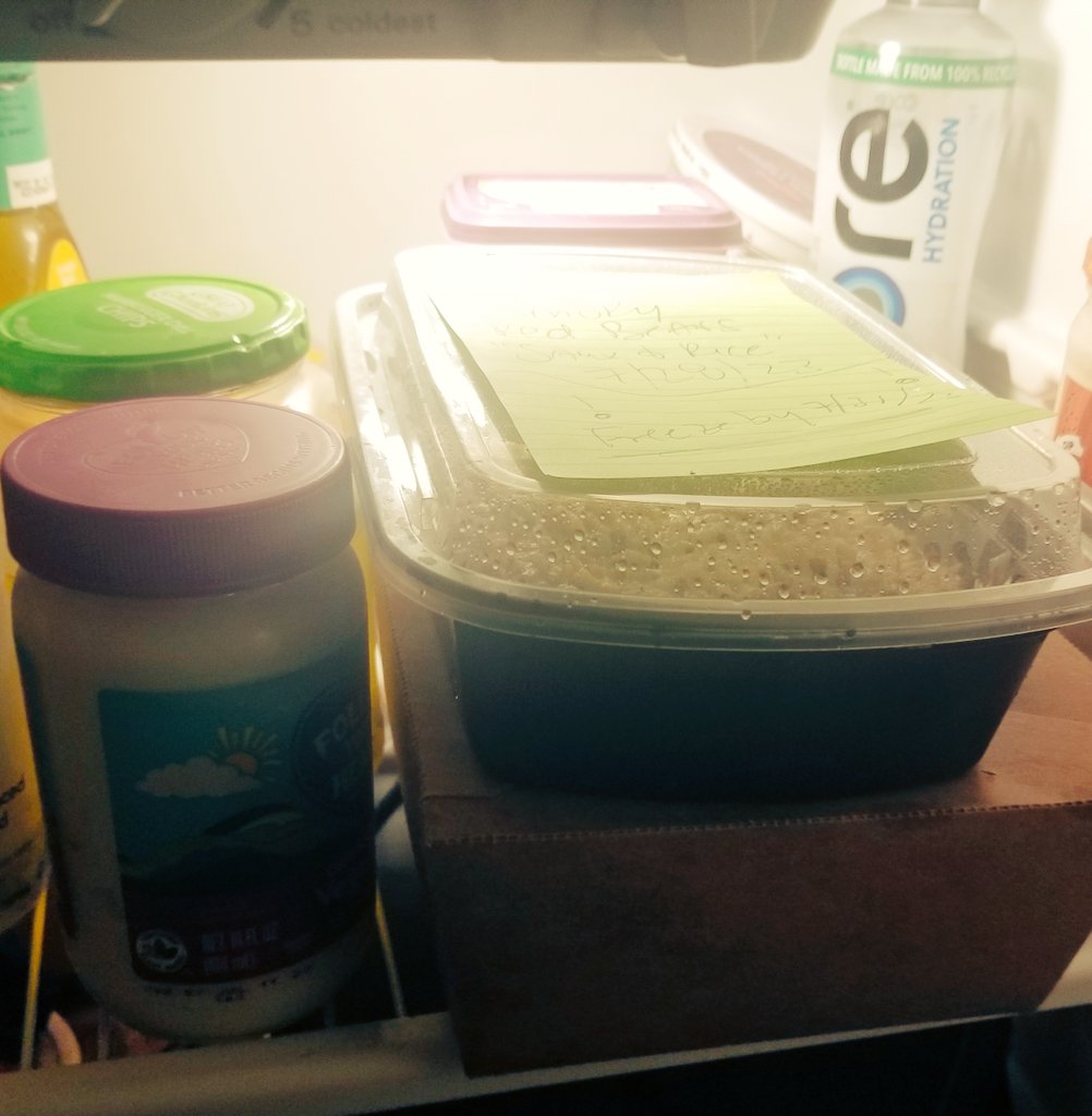 somustakeem's tweet photo. Total unexpected...#latenightmeal!
Who doesn't #love them some #redbeansandrice, but hey the #norice style equals #lite & so #nosleepy! #Cauliflowerrice, #redbeans + #salmonsausage, super wowzer! #comfymeal #smoky #smokyveggie #foodtwitter #pescatarian #smartmeal #goodfood #wow https://t.co/wSJPM7uKNV