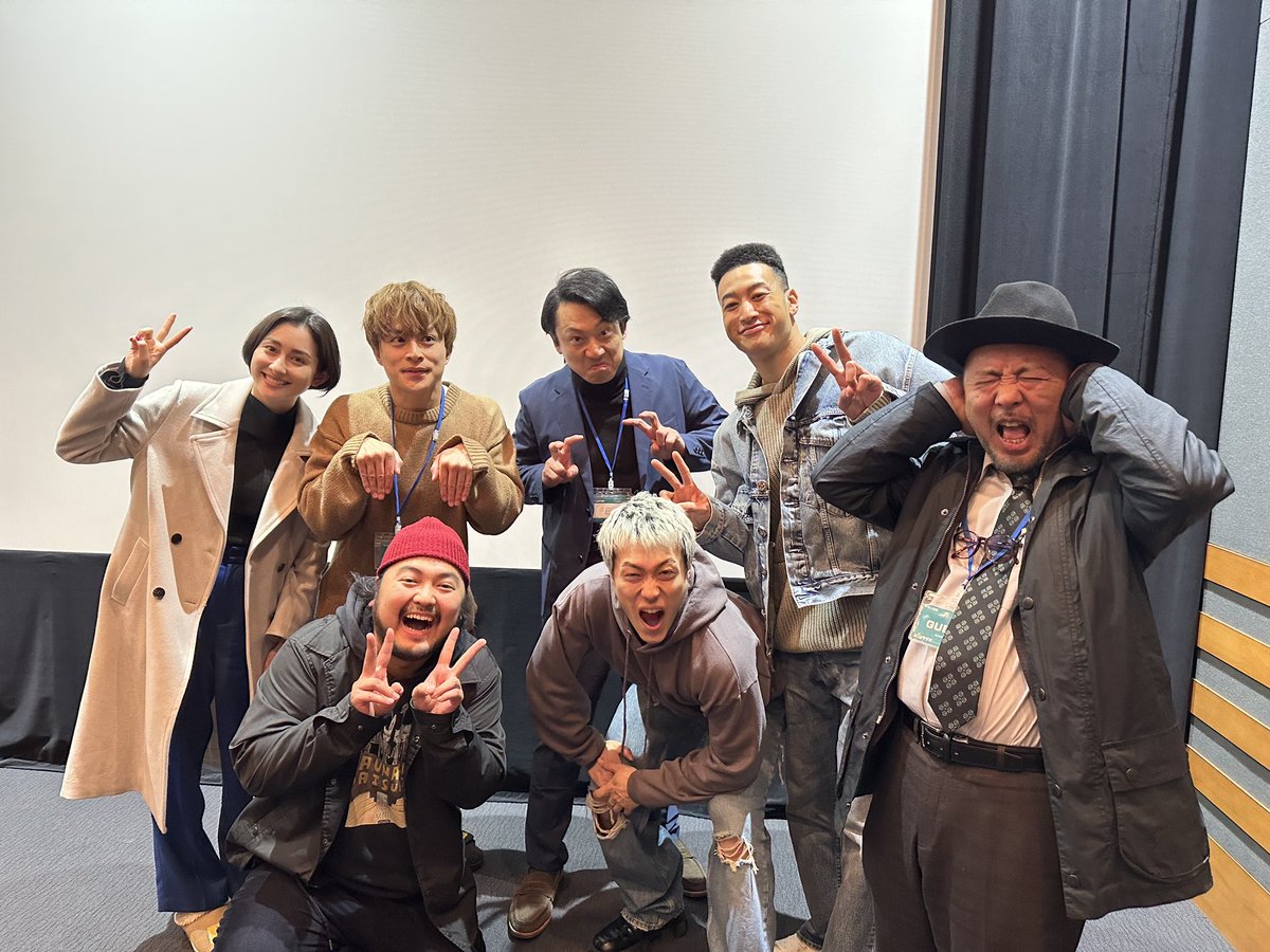 kuga_fortune's tweet photo. 撮影の時の一幕、写真は奥の右から #関口メンディー さん、私 #空雅、 #白濱亜嵐 さん、#早見あかり さん、手前右から #マキタスポーツ さん、 #中務裕太 さん、 #加治将樹 さん、です。撮影中も合間もホラー映画とは思えない位、笑いが絶えませんでした😂でも、映画を見たら怖い！！😱😱😱 https://t.co/8LjykE5VpL