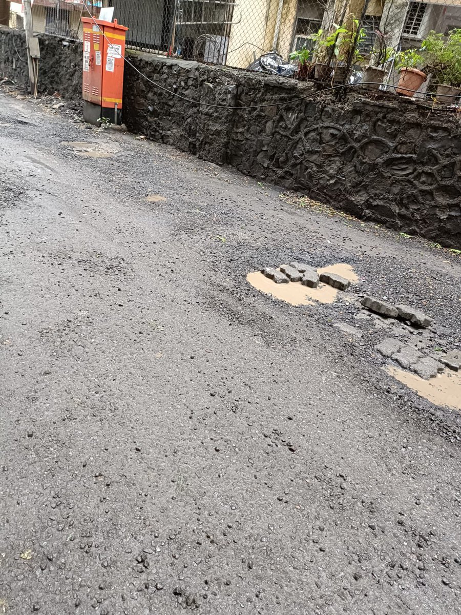 JuhuBuzz's tweet photo. Potholes next to Arogyanidhi Lane, Juhu Gaothan.

@mybmc @mybmcRoads https://t.co/Fips75o8Ub