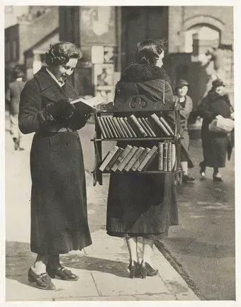 noveliciouss's tweet photo. Date a girl who reads Or better yet, date a girl who writes — Rosemarie Urquico #reading #writing https://t.co/Ul5WdE9e5T