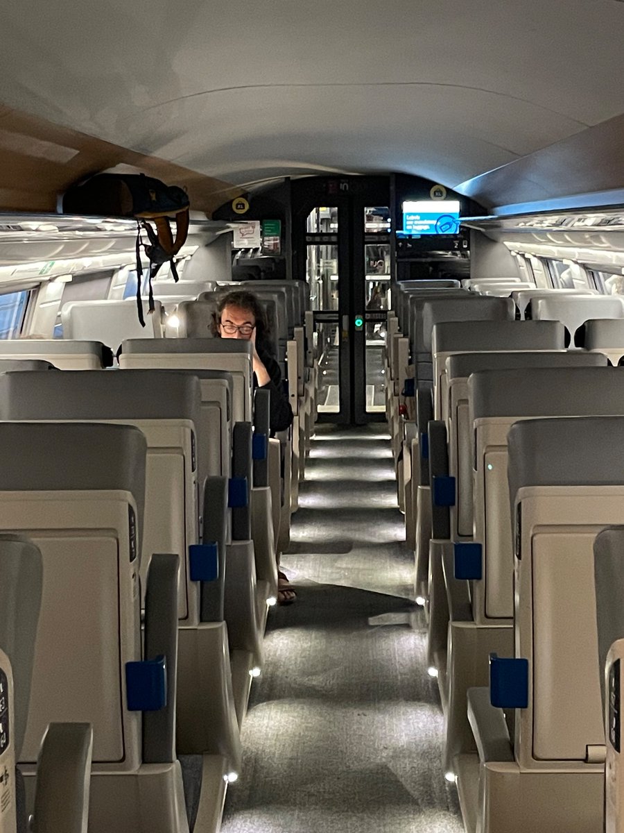 fzussa's tweet photo. @MaelRannou @CorentinSellin (2/2) La chef de train encourage les passagers à demander à leur famille de venir les chercher. pas de taxi. Pas d’Uber. Pas d’hôtel. Pas de navette organisée par la SNCF. Pas de personnel de gare. Les passager dorment par terre. Montparnasse, c’était de la rigolade en fait! https://t.co/iKOA8NN9K8