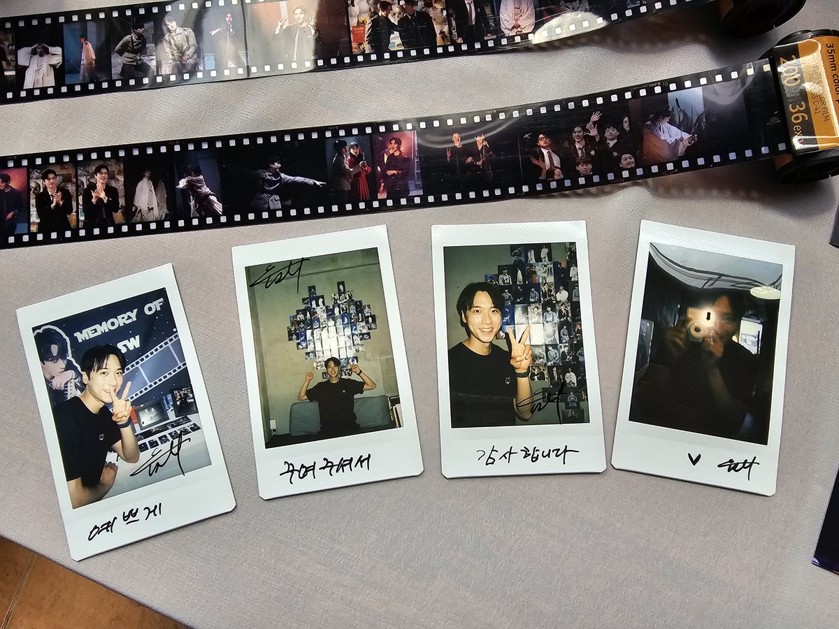 Memory_of_SW's tweet photo. 오늘(7/29) 낮에 배우님께서 카페에 방문해주셔서 폴라로이드 촬영 및 외부 디피 사진에 싸인을 해주시고 가셨습니다☺️

방문해주신 후 “윤승우 잘생겼다”세트를 구매해주셨다고 카페 사장님께서 전달 해 주셨습니다!

방문해주셔서 사진에 싸인과 쿠키세트를 구매해주신 배우님께 감사드립니다:) https://t.co/ws55b6kh9q