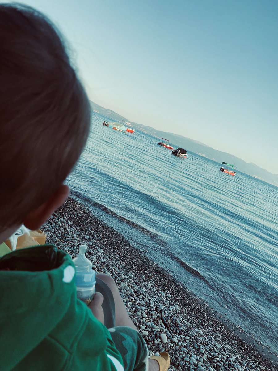 Razgovori s N u 6 sati ujutro su fascinantni i zbunjujući.
N: Zasto idu vajovi mama?
Zbog brodova i vjetra.
N: Aji, nema vejta!
Kako znaš?
N: Znam jej duveće spava.