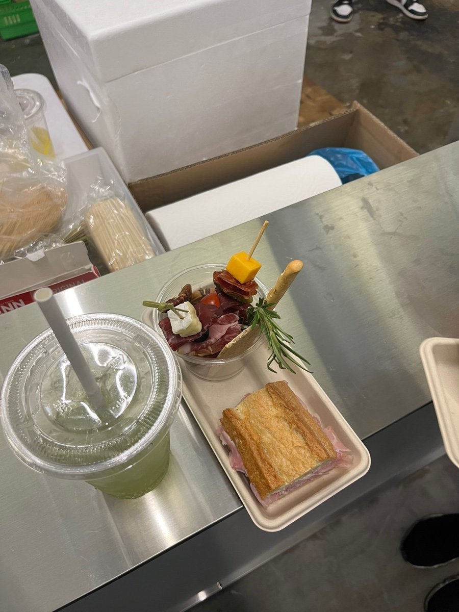 0xdalgom's tweet photo. Wake up bored 커피랑
Bored&amp;hungry 햄버거가 제일 맛있었다

#wakeupbored
#boredhungry https://t.co/XRFCgPdhTF