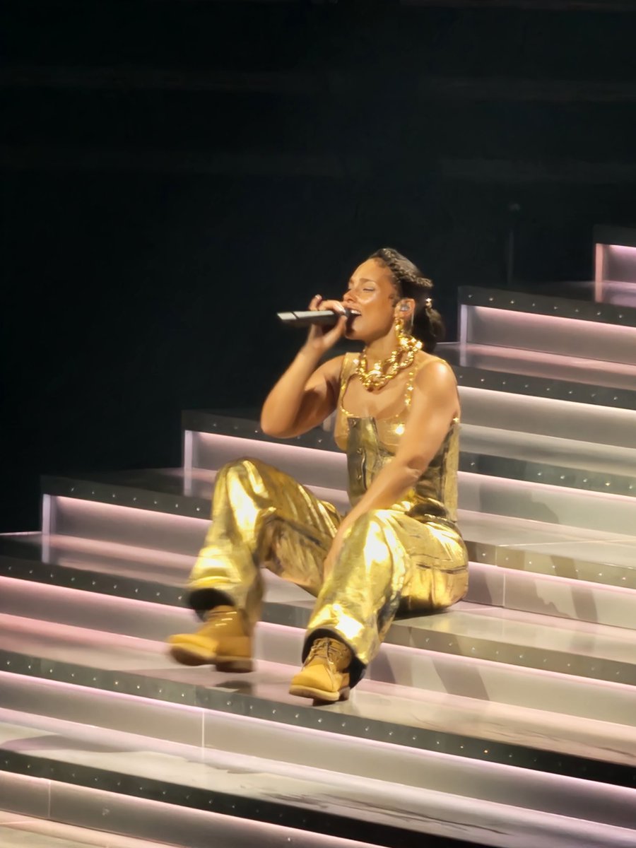 RSLBlacksheep's tweet photo. @aliciakeys ... thank you for an amazing night! You rocked #SaltLakeCity. Absolutely Brilliant! THANK YOU THANK YOU THANK YOU!!!!
#aliciakeys #keystothesummer https://t.co/OojsB1Peqj