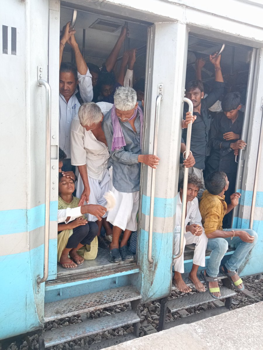 PushkaranaManoj's tweet photo. @PMOIndia @AshwiniVaishnaw @GMNWRailway @DRMJodhpurNWR 19/7/2023 को फलोदी  से सुबह जोधपुर जाने वाली साधारण ट्रेन में जगह नही होने पर भी रेलवे अधिकारी टिकट क्यों बेच रहे थे  टिकट वापसी पर आधे पैसे मिले ये रेलवे की लूट नही है  रेलवे ने इस पर क्या कार्यवाही की https://t.co/sccGICKt1E