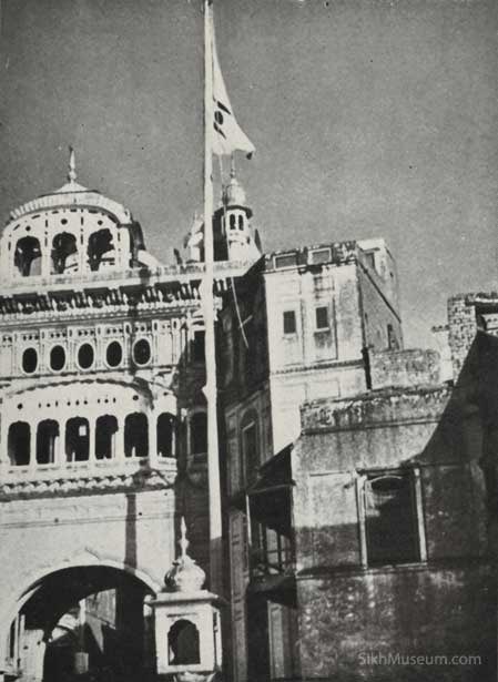 mahategh's tweet photo. An interesting point to bring up is that nishans ( a little hard to make out) used by the Akalis in these photos consists of a traditional sword, dhaal and katar. Even Tarn Taran sahib( long occupied by SGPC) had a similar Nishan as late as the 50s. https://t.co/gOne5BMNYM