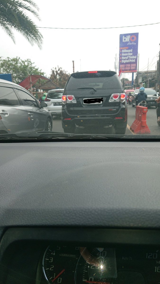jjarka's tweet photo. fortuner di depan sedekah ke setiap peminta2 disisi kanan dengan nominal yg cukup besar #dahgituaja https://t.co/DBcowFVeuz