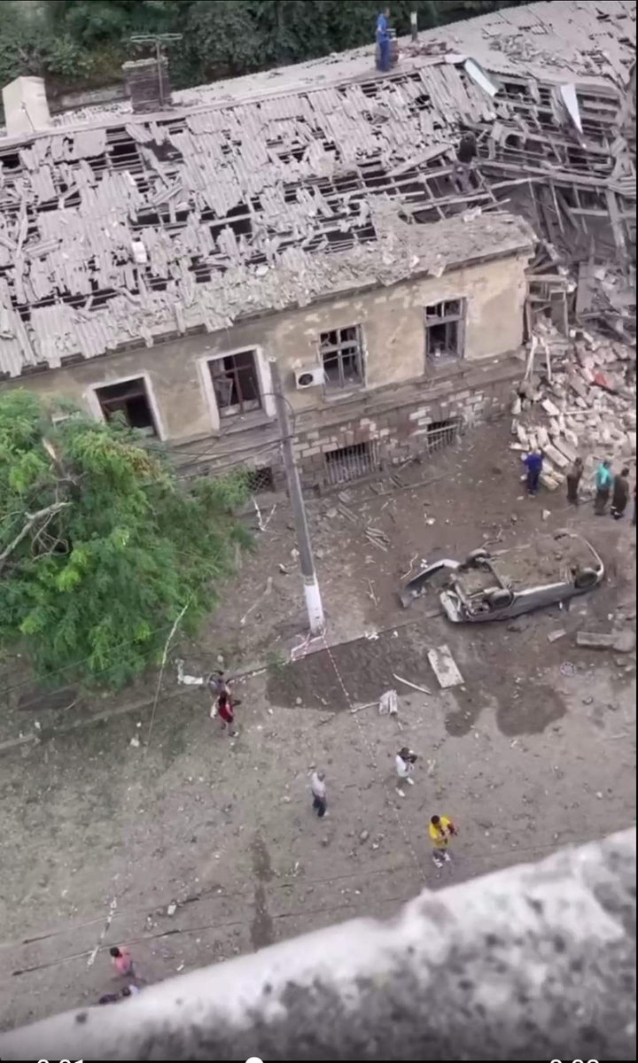 В таких умовах після обстрілу Одеси до сих пір живуть до десяти сімей. Їх просто ніхто нікуди не переселяє, а влада всю увагу приділяє собору. Комунікацій в людей немає ніяких.