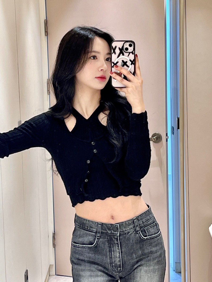 cherrybullet's tweet photo. [#지원 #JIWON] 거울셀카+셀카=룰렛이 좋아하는 거💖

#CherryBullet #체리블렛 https://t.co/WGbyK0IHxR