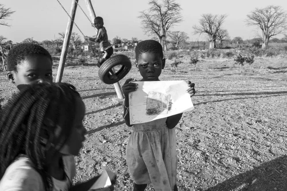 DIGNITY49621213's tweet photo. Saluti da Aldeia Dignity #matambo. Ieri ci siamo divertiti veramente tanto tanto a disegnare case con tanti #colori. vi faremo vedere...
#aldeiadignity #bambini #disegni #mozambico #mozambique #moçambique #alfabetizzazione #alfabetização #desenho #pintura https://t.co/nc8rAGolY1