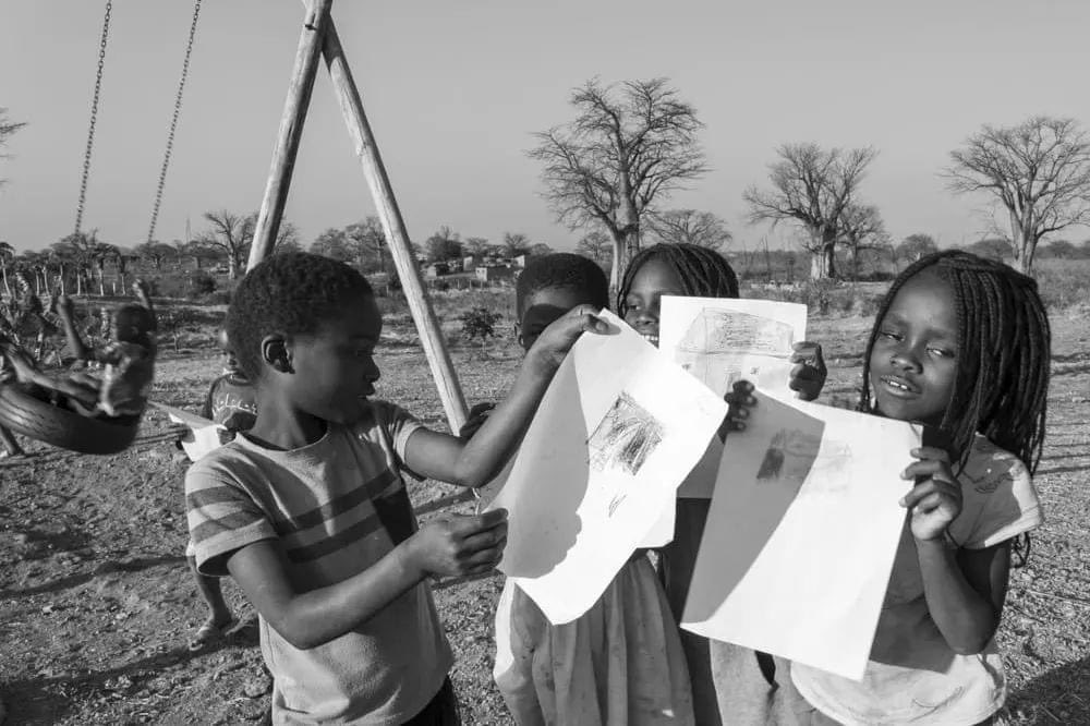 DIGNITY49621213's tweet photo. Saluti da Aldeia Dignity #matambo. Ieri ci siamo divertiti veramente tanto tanto a disegnare case con tanti #colori. vi faremo vedere...
#aldeiadignity #bambini #disegni #mozambico #mozambique #moçambique #alfabetizzazione #alfabetização #desenho #pintura https://t.co/nc8rAGolY1